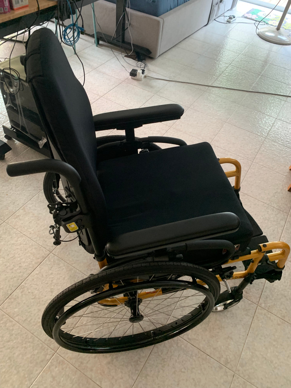 SECOND HAND QUICKIE 2 FAMILY LIGHTWEIGHT ALUMINIUM FOLDING WHEELCHAIR